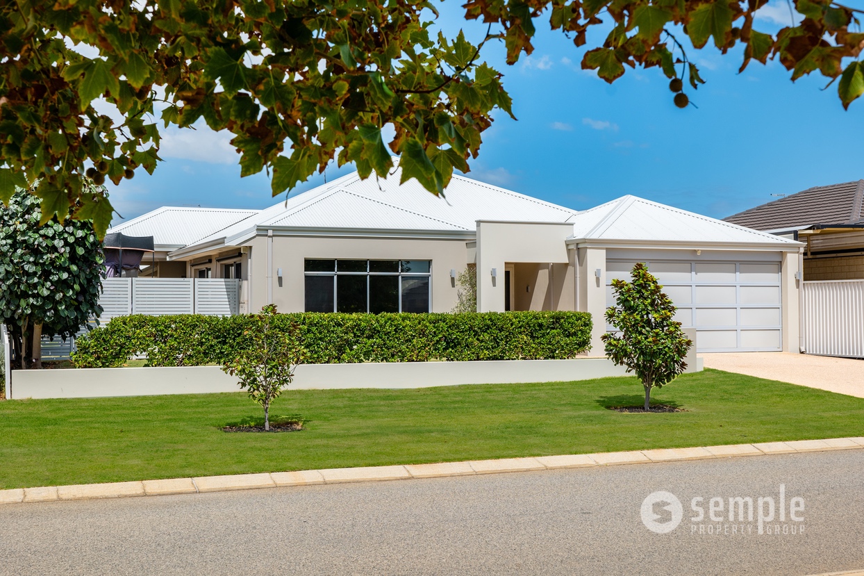 7 Albion Avenue, Lake Coogee WA 6166