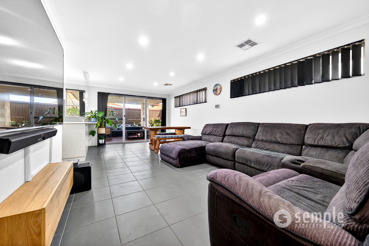 4 Rakitno Close, Lake Coogee WA 6166